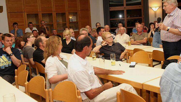 Kreisheimatpfleger Günter Lipp äußerte sich kritisch zu den Plänen für Windräder auf dem Tonberg.