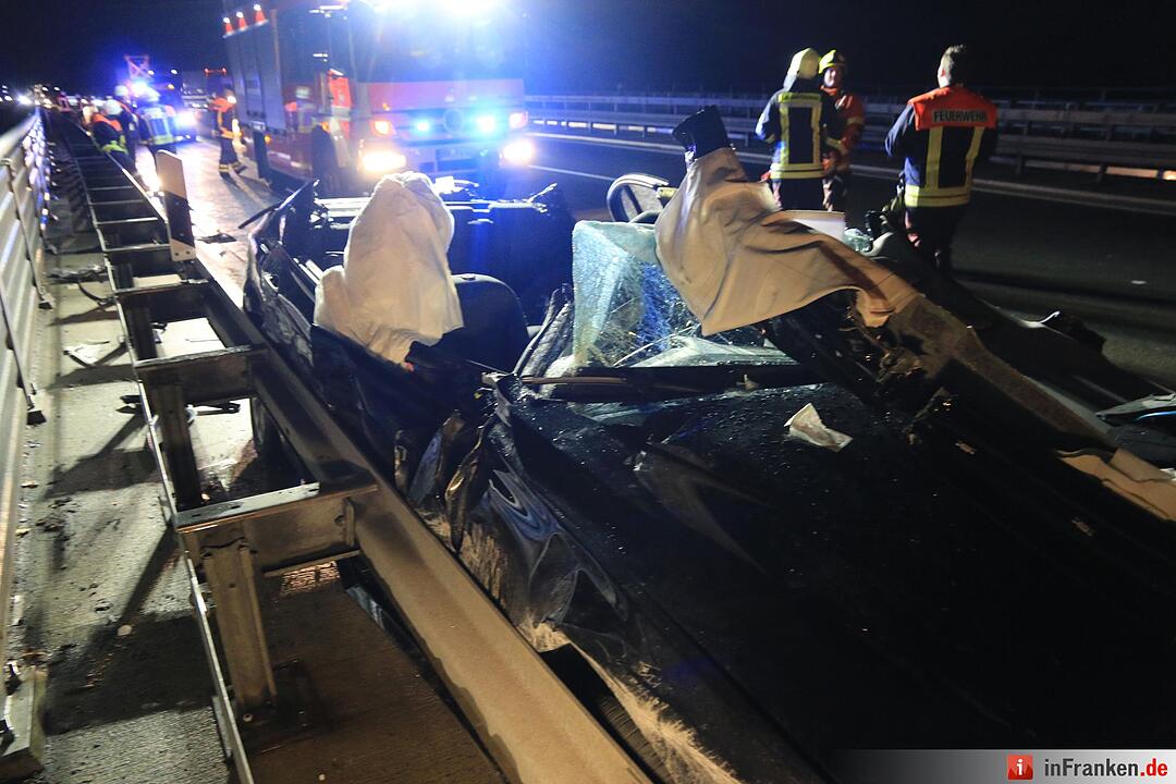 Fahranfänger schleudert mit BMW in Lastwagen - Vater bei Crash eingeklemmt und schwerst verletzt