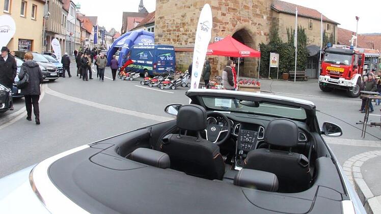 Vom schnittigen Coupé bis zum preisgünstigen Kleinwagen reicht die Palette der ausgestellten Fahrzeuge. Foto: Matthias Einwag