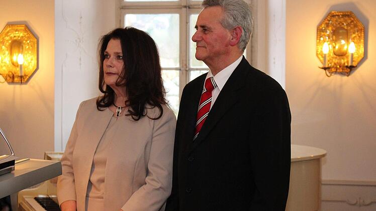 Oswald Marr und seine Frau Renate bei der Übergabe der Urkunde. Foto: Lisa Kieslinger