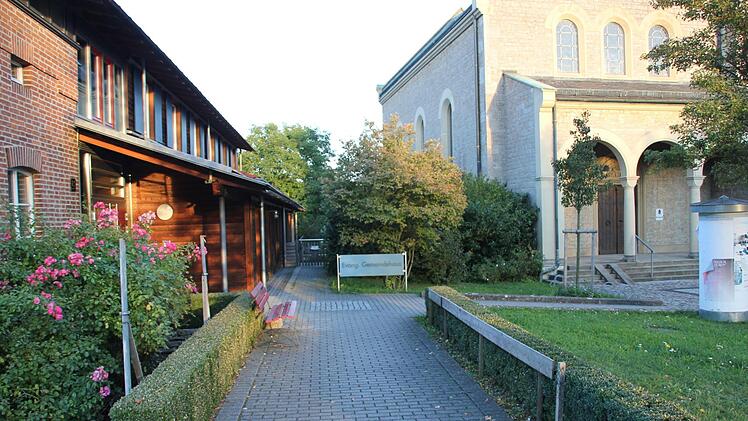 Zwischen Gemeindehaus (links) und Kirche soll eine Rampe gebaut werden. Damit will die evangelische Gemeinde Haßfurt den Zugang zur Kirche barrierefrei gestalten.  Klaus Schmitt