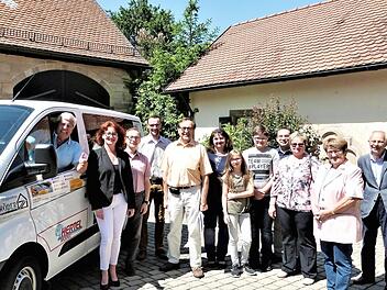 Einen Ford Transit Custom hat der Förderverein an die Himmekroner Heime übergeben. Links am Fahrzeug Vorsitzende Pia Aßmann, rechts daneben Günter Binger, der Leiter der Offenen Hilfen der Himmelkroner Heime  Foto: Werner Reißaus