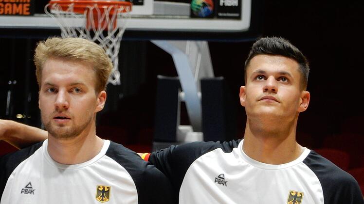 Lars Lagerpusch (links) und Filip Stanic räumten unter den Brettern auf. Foto: Udo Schilling