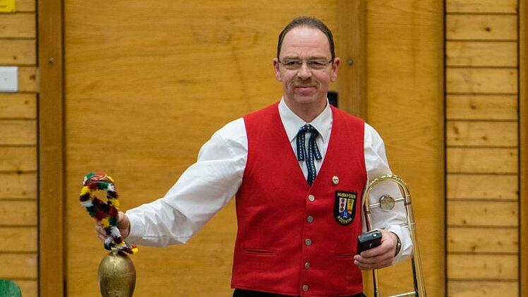 Impressionen vom Weihnachtskonzert in der Franz-Goebel-Halle in Rödental: Christian Jäger läutet das Ende der Pause ein.Foto: Vincent Kaibarta