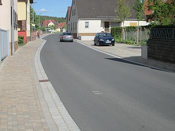 Einen Aufbruch der im vergangenen Jahr hergestellten Hauptstraße in Aura lehnte der Gemeinderat in einer Kampfabstimmung ab.    Winfried Ehling