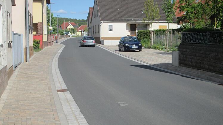 Einen Aufbruch der im vergangenen Jahr hergestellten Hauptstraße in Aura lehnte der Gemeinderat in einer Kampfabstimmung ab.    Winfried Ehling