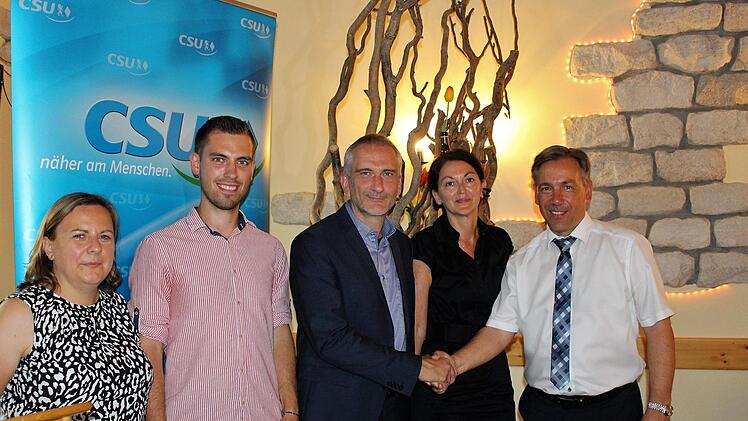 Alexander Schulz mit Ehefrau Heike und Landrat Alexander Tritthart, mit auf dem Bild (von links) die Stellvertreter von Alexander Schulz im CSU-Ortsverband, Sonja Schleupner und Johannes LorzEvi Seeger