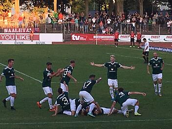Jubel im weiten Rund: Der FC 05 Schweinfurt feiert den Führungstreffer durch Amar Suljic. Foto: Jürgen Schmitt