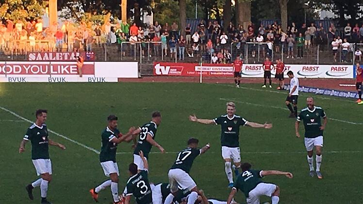 Jubel im weiten Rund: Der FC 05 Schweinfurt feiert den Führungstreffer durch Amar Suljic. Foto: Jürgen Schmitt