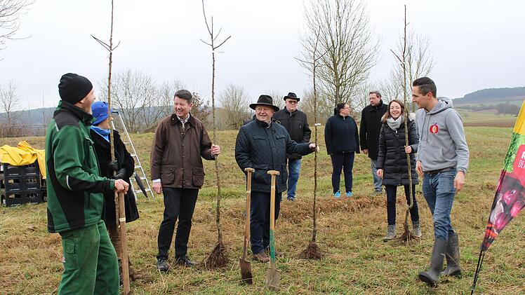 Spaß am Einpflanzen der Bäume hatten auch der Landtagsabgeordnete Sandro Kirchner und Landrat Thomas Bold (Dritter und Vierter von links), hier im Gespräch mit den Initiatoren Christian Reusch (links) und Christoph Jestädt sowie Vertreterinnen des Sponsors Rewe.