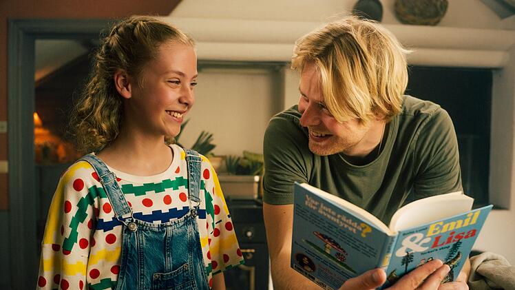 Jonas (Karl Schaper) hat sich mit seiner Tochter Lilly (Finja Leonie Meyer) in Sofias Haus eingemietet, um ein ausgefallenes Men&uuml; f&uuml;r ein Bankett zu kreiren.