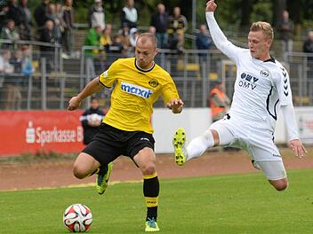 Der Burghausener Tobias Schröck (rechts) will eine Flanke des Bayreuther Neuzugangs Marius Strangl verhindern. Foto: Peter Mularczyk
