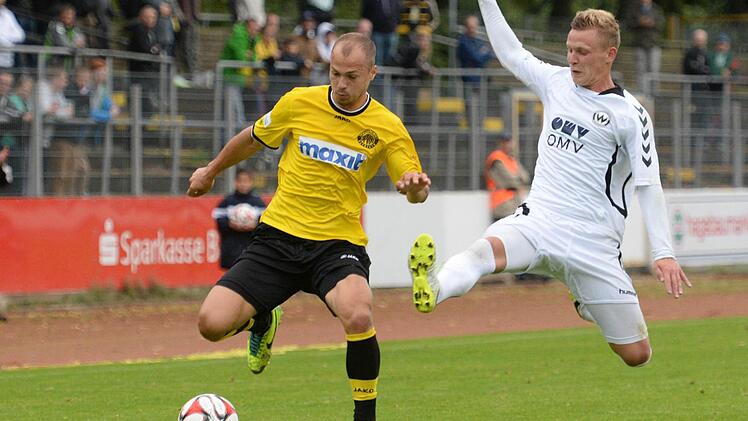 Der Burghausener Tobias Schröck (rechts) will eine Flanke des Bayreuther Neuzugangs Marius Strangl verhindern. Foto: Peter Mularczyk