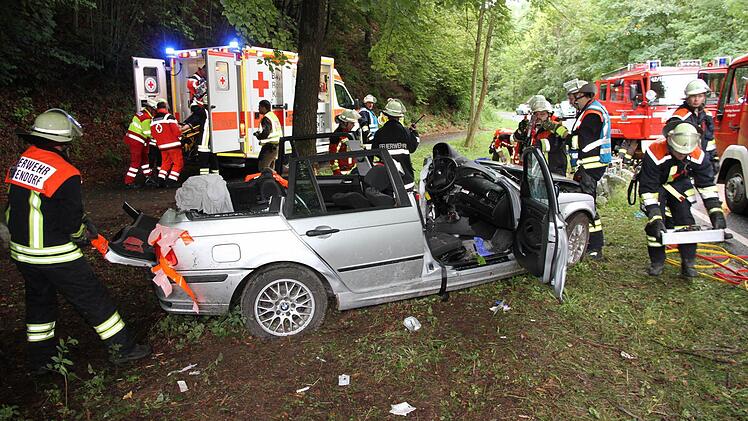 An einem Baum endete die Fahrt von Ebermannstadt in Richtung Drügendorf für eine Autofahrerin aus dem Landkreis Forchheim. Foto: Mathias Erlwein