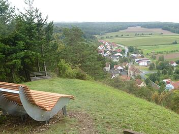 .Der Landkreis hat am Burghäuser Blick eine Ruhebank für die Wanderer aufstellen lassen.  Foto: Erhard Beudert