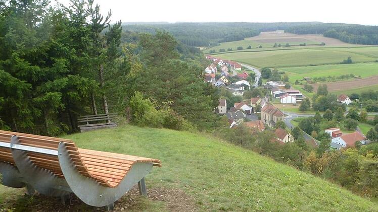 .Der Landkreis hat am Burghäuser Blick eine Ruhebank für die Wanderer aufstellen lassen.  Foto: Erhard Beudert