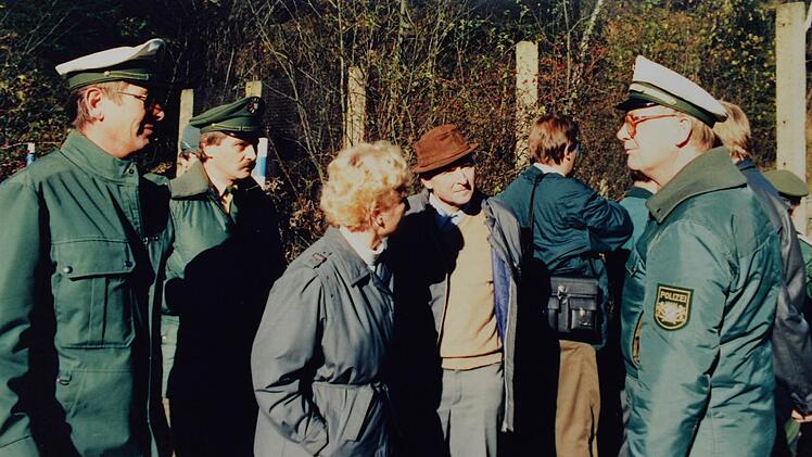 Martin Weber (rechts) im Gespräch mit Edith Ludwig (Mitte).  Repro: Ronald Rinklef