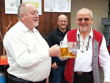 Pater Rudolf Theiler (links) betätigte sich, nachdem er mit Elmar Barth (rechts) angestoßen hatte, am Festplatz als Schankwirt.Foto: Helmut Will