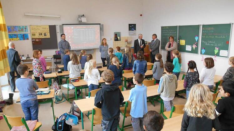Gespannt warten die Schülerinnen und Schüler der 3. und 4. (Kombi-) Klasse auf die Präsentation.Foto: Walter Hanslok