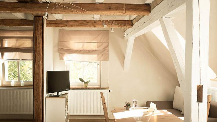 Alte Holzbalken im Zimmer verleihen dem Raum einen l&auml;ndlichen Charme.