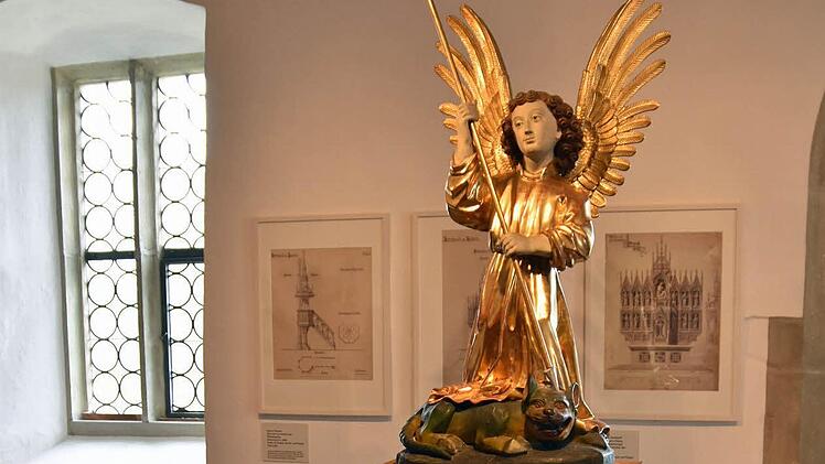 Dieser Erzengel Michael aus Süddeutschland aus der Zeit um 1480 stammt möglicherweise ursprünglich aus der Michaelskapelle selbst.