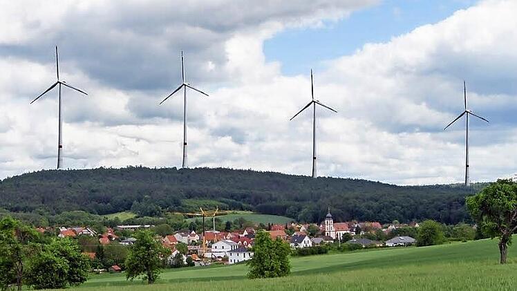 So wie auf dieser Fotomontage sollen die 230 Meter hohen Windräder nach Angaben der Initiative "Pro Natur Tonberg" einmal über Kirchlauter hinausragen.  Fotomontage: Steffen Schanz