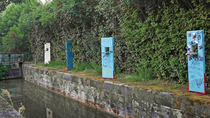 Kunst aus dem Ebracher Gefängnis: Zellentüren mit Botschaften