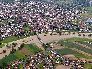 Bei einer Jahrhundertflut wäre der Pegel des Mains noch einmal gut eineinhalb Meter höher als beim letzten größeren Hochwasser Anfang Juni 2013 (Bild), die Wassermenge im Main wäre dann sogar drei Mal so groß.  Foto: Ronald Rinklef/Archiv