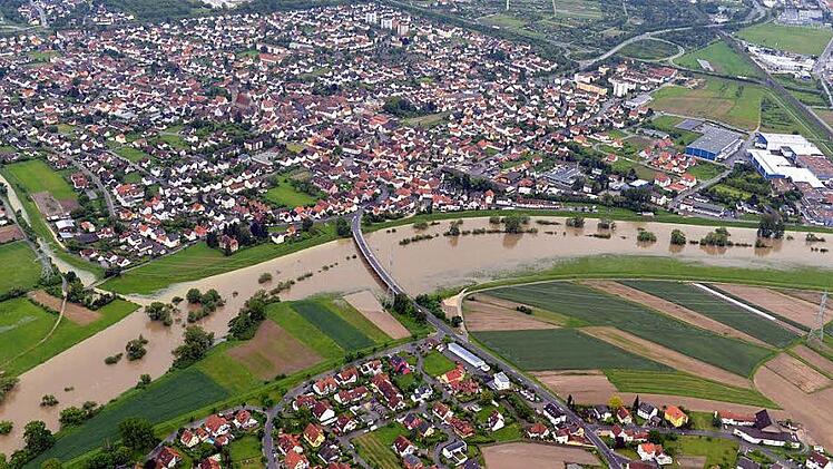 Bei einer Jahrhundertflut wäre der Pegel des Mains noch einmal gut eineinhalb Meter höher als beim letzten größeren Hochwasser Anfang Juni 2013 (Bild), die Wassermenge im Main wäre dann sogar drei Mal so groß.  Foto: Ronald Rinklef/Archiv
