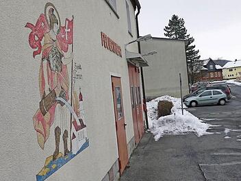 Seine Zeit ist abgelaufen: Das Feuerwehrgerätehaus in Wildenheid wird bald nicht mehr benötigt. Läuft alles gut, kann die Feuerwehr im Jahr 2020 in seine neue Heimat umziehen. Foto: Berthold Köhler