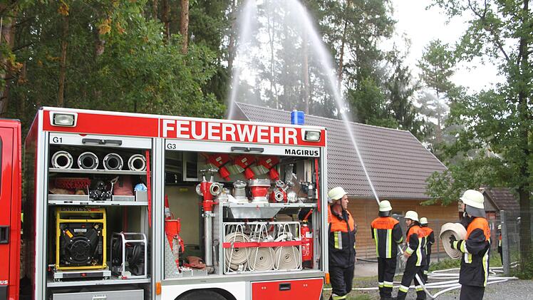 Während sich einige Feuerwehrleute auf das Löschen der in Brand geratenen Scheune konzentrierten, versuchten Atemschutzträger Personen und Tiere zu befreien.Sonny Adam