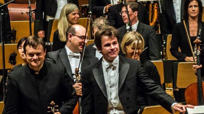Umjubelt: Solist Frank Peter Zimmermann (links) und Chefdirigent Jakub Hru Gradša nach der Aufführung von Bohuslav Martinus 1. Violinkonzert in der Bamberger Konzerthalle.Foto: Jochen Berger