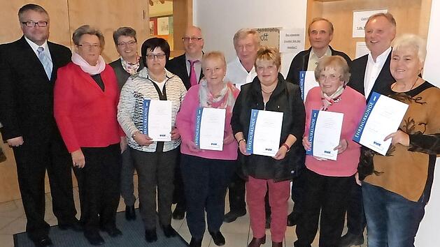 Langj&auml;hrige Mitglieder hat der VdK-Ortsverband Schwarzach/Schmeilsdorf im Johannishaus ausgezeichnet. Unser Bild zeigt (von links) stellvertretenden Kreisvorsitzenden Marc Benker, Brigitte Kellner, Irmtraud Ackermann, Rita Oppelt, Ortsvorsitzenden Dieter Seu&szlig;, Anita Nagel, Helmut H&uuml;ttner, Margit Sambale, Fritz Herold, Anna M&uuml;nch, Dritten B&uuml;rgermeister G&uuml;nther Stenglein und Olga Geier.  Foto: Klaus-Peter Wulf