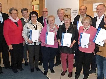 Langjährige Mitglieder hat der VdK-Ortsverband Schwarzach/Schmeilsdorf im Johannishaus ausgezeichnet. Unser Bild zeigt (von links) stellvertretenden Kreisvorsitzenden Marc Benker, Brigitte Kellner, Irmtraud Ackermann, Rita Oppelt, Ortsvorsitzenden Dieter Seuß, Anita Nagel, Helmut Hüttner, Margit Sambale, Fritz Herold, Anna Münch, Dritten Bürgermeister Günther Stenglein und Olga Geier.  Foto: Klaus-Peter Wulf
