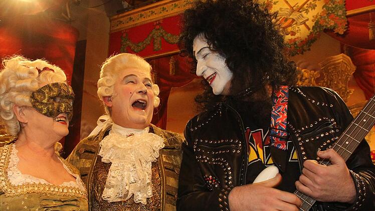 Zu Beginn der Prunksitzung 2010 verkleidete sich der frühere bayrische Gesundheitsminister als Musiker von der Band Kiss. Links daneben Günther Beckstein mit Frau. Foto: Daniel Karmann/dpa