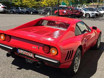 Mit diesem Ferrari brauste ein Mann in D&uuml;sseldorf auf einer Probefahrt davon. Nun wird der Mann gesucht. Foto: Polizei