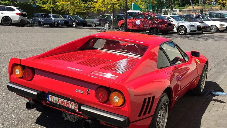 Mit diesem Ferrari brauste ein Mann in D&uuml;sseldorf auf einer Probefahrt davon. Nun wird der Mann gesucht. Foto: Polizei