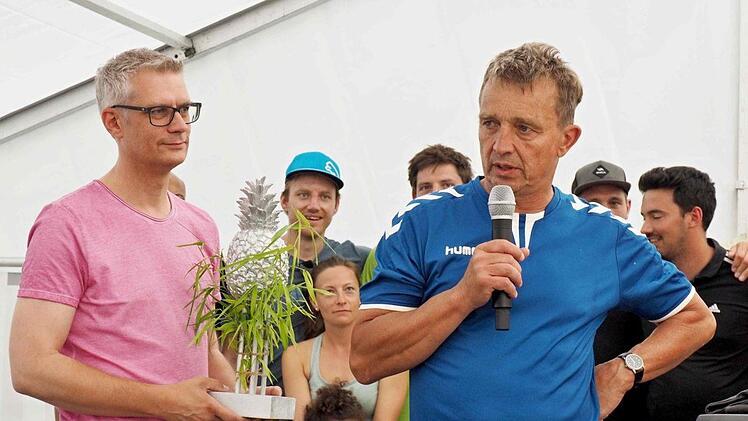 Oberb&uuml;rgermeister Uwe Kirschstein (li.) &uuml;bergibt den von den "Bahama Papas" gebastelten Siegerpokal an G&uuml;nter Kraus vom "Doc's Team". Ulli Raab