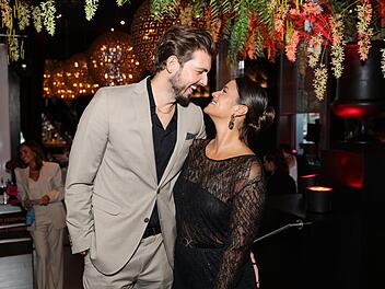 SAT.1-Moderator Chris Wackert hat verraten, dass seine Frau Stephanie Brungs mehr verdient als er.