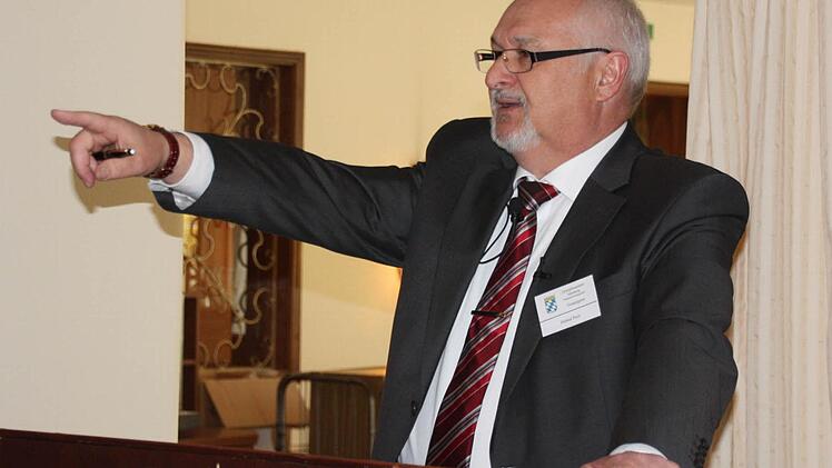 Versteigerer Helmut Preis war stimmlich indisponiert. Foto: Edgar Bartl