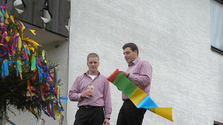 Routiniert und humorvoll glossierte Michael Rienecker (rechts) das Oberleichtersbacher Dorfgeschehen im vergangenen Jahr, links Klaus Schmäling. Foto: Wolfgang Saam