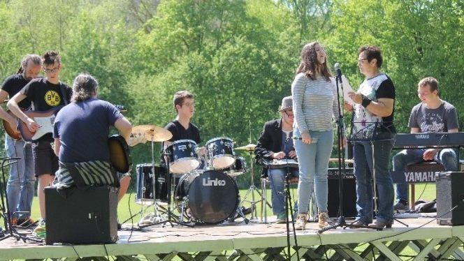 Die Schulband von Regens-Wagner mit "An Tagen wie diesen"