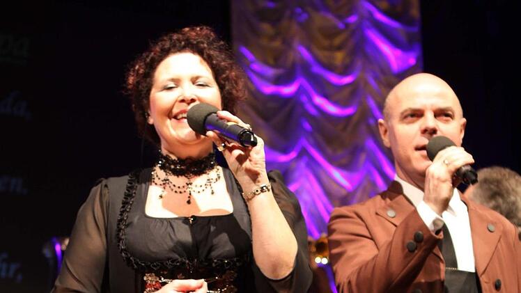 Das Gesangsduo Katharina Praher und Nick Loris bereicherten das Programm der rund 20 Musiker starken Truppe.