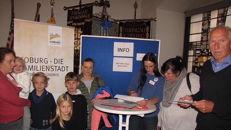 Große Nachfrage herrschte am Infotisch mit Verwaltungsrat Klaus Anderlik und seiner Mitarbeiterin Claudia Hagen. Dort gab es Karten für das Coburger Puppenmuseum. Foto: Martin Koch