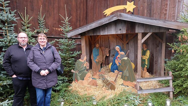 An der Krippe: Thomas und Mirjiam Keller aus der Schweiz. . Foto: Philipp Bauernschubert