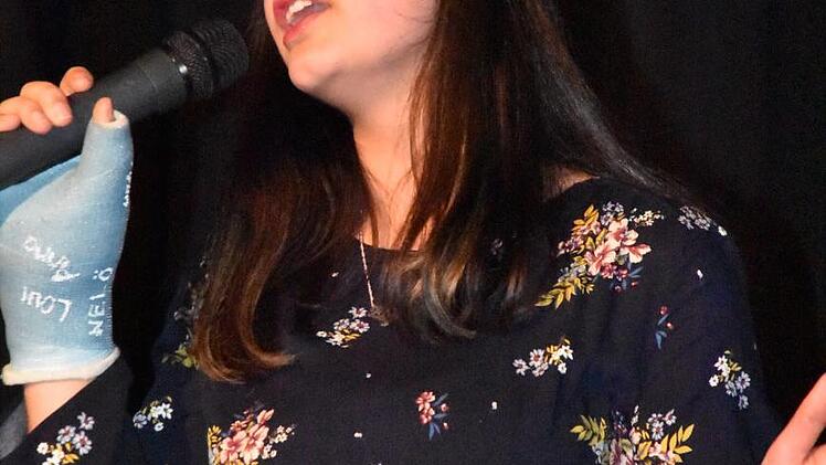 Elif Kaymaz mit "Chandelier"