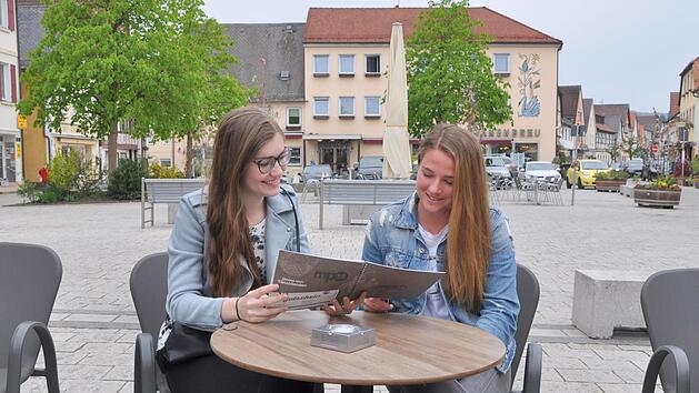Heimatbesuch in Ebermannstadt am Marktplatz: Lisa Ebert (rechts) freut sich auf die seltenen Momente, wenn sie sich mit Schulfreundin Lorena Mauser auf ein Eis treffen kann. Foto: Leo Hühnlein