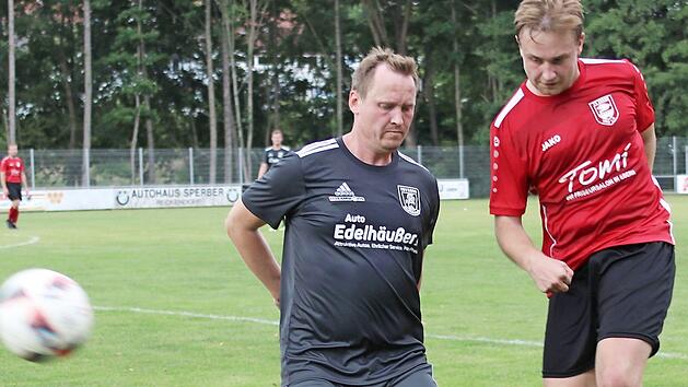 TV Ebern - TSV Staffelstein. Der fr&uuml;here Eberner Spielertrainer Johannes Fischer (links) kann den lang geschlagenen Ball von David Kraft, des Torsch&uuml;tzen zum 1:0, nicht verhindern. Foto: Dietz