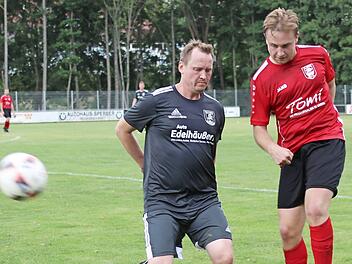 TV Ebern - TSV Staffelstein. Der frühere Eberner Spielertrainer Johannes Fischer (links) kann den lang geschlagenen Ball von David Kraft, des Torschützen zum 1:0, nicht verhindern. Foto: Dietz