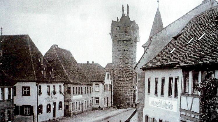 Ein Kalenderbild: Im Jahr 1928 bekam der Türmersturm eine neue Haube für die Glocken. Foto: privat